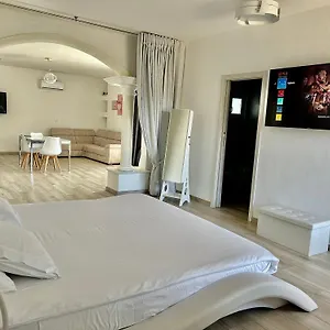 - La Bella Affittacamere